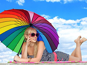 3514169-opalanie-plaza-parasol-kobieta-882-660