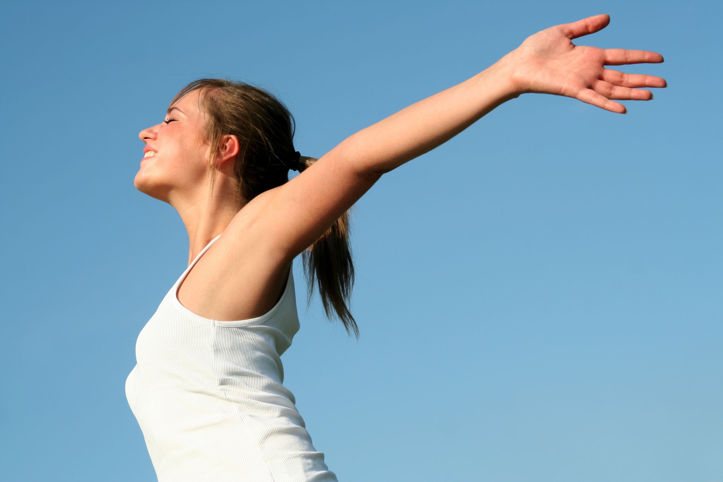 Piekne_ramiona_zrodlo_123rf.com