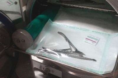 Fot. 1 Narzędzia przygotowa-ne do sterylizacji. Monitoro-wanie procesu przy pomocy urządzenia PCD.