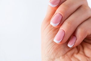 Metody przedłużania paznokci – wady i zalety