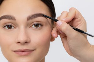 Kredki do brwi – postaw na perfekcyjnie zdefiniowane brwi
