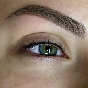 JAK PRZEDŁUŻYC TRWAŁOŚĆ MAKIJAŻU PERMANENTNEGO BRWI