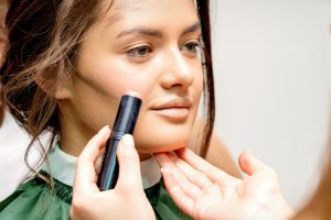 Jak dobrać podkład do twarzy? Sekret idealnego makijażu